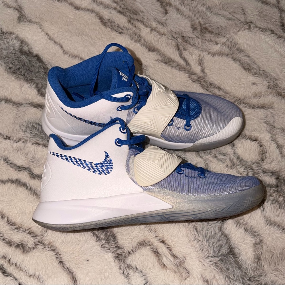 Men’s Nike Kyrie flytrap 3 in Blue and White